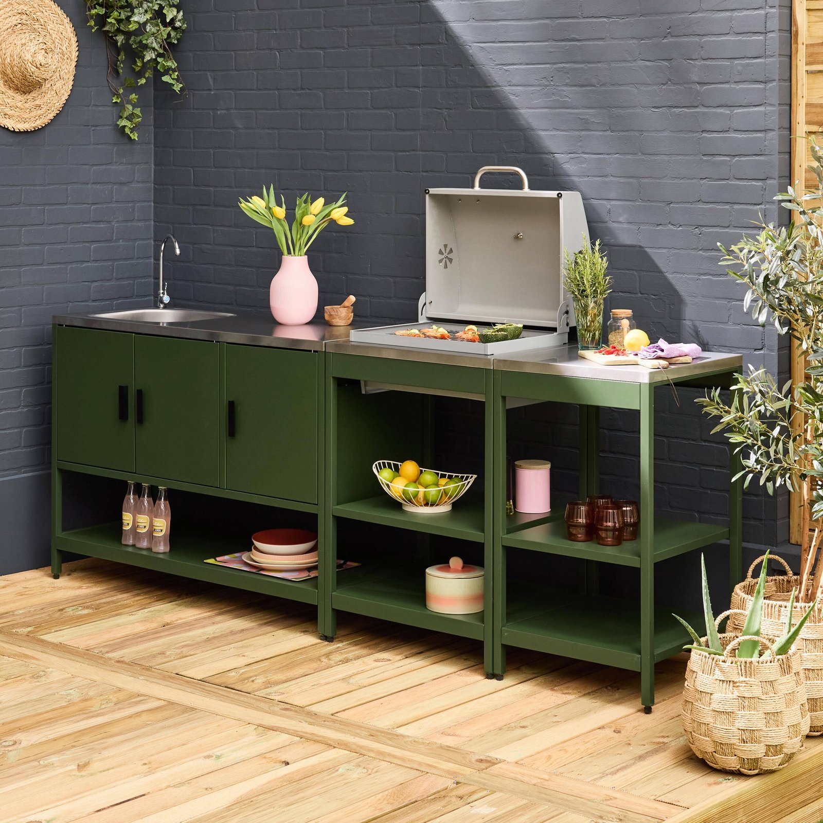 ok9003cbcgre-5625e3c41d826f56ceffd69307fa2350-scaled-1.jpg Cuisine extérieure Naxos 3 modules en acier inoxydable avec barbecue charbon vert – Image 1